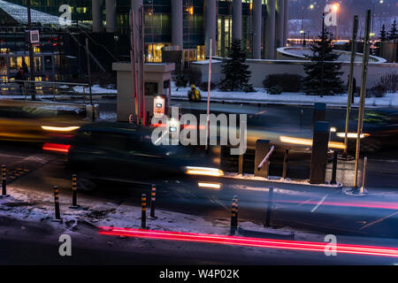 Die Ein- und Ausfahrt der bezahlten Parkplatz im Business Center am Ende des Arbeitstages Stockfoto