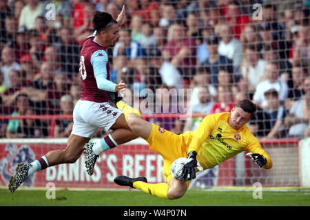 Aston Villa Jack Grealish (links) und Walsall Torwart Liam Roberts Kampf um den Ball während der Vorsaison Freundschaftsspiel am Ufer des Stadion, Walsall. Stockfoto