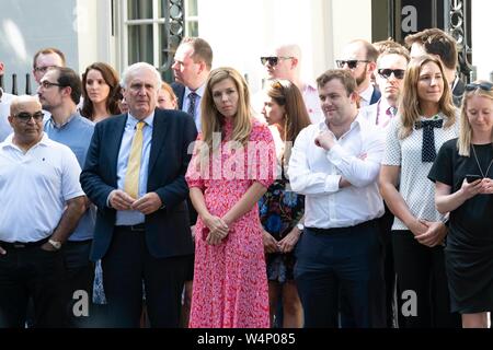 Boris Johnson Bildschirm-eingabemethode freundin Carrie Symonds in Downing Street bei seiner ersten Rede als PM. London, Großbritannien. 24/07/2019 | Verwendung weltweit Stockfoto