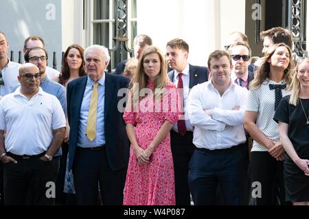 Boris Johnson Bildschirm-eingabemethode freundin Carrie Symonds in Downing Street bei seiner ersten Rede als PM. London, Großbritannien. 24/07/2019 | Verwendung weltweit Stockfoto