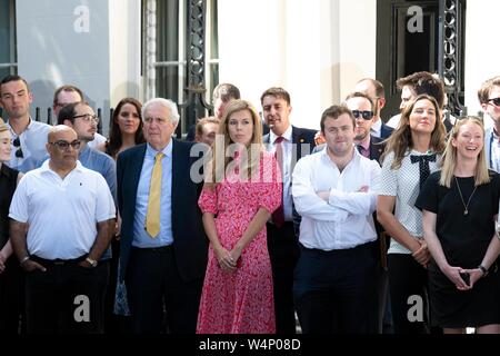 Boris Johnson Bildschirm-eingabemethode freundin Carrie Symonds in Downing Street bei seiner ersten Rede als PM. London, Großbritannien. 24/07/2019 | Verwendung weltweit Stockfoto