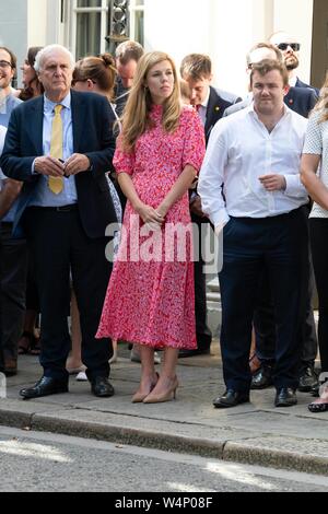 Boris Johnson Bildschirm-eingabemethode freundin Carrie Symonds in Downing Street bei seiner ersten Rede als PM. London, Großbritannien. 24/07/2019 | Verwendung weltweit Stockfoto