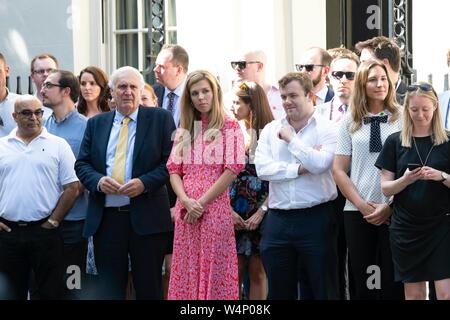 Boris Johnson Bildschirm-eingabemethode freundin Carrie Symonds in Downing Street bei seiner ersten Rede als PM. London, Großbritannien. 24/07/2019 | Verwendung weltweit Stockfoto