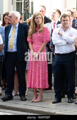 Boris Johnson Bildschirm-eingabemethode freundin Carrie Symonds in Downing Street bei seiner ersten Rede als PM. London, Großbritannien. 24/07/2019 | Verwendung weltweit Stockfoto