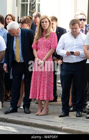 Boris Johnson Bildschirm-eingabemethode freundin Carrie Symonds in Downing Street bei seiner ersten Rede als PM. London, Großbritannien. 24/07/2019 | Verwendung weltweit Stockfoto