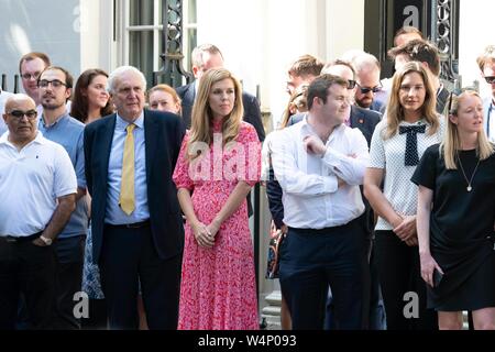 Boris Johnson Bildschirm-eingabemethode freundin Carrie Symonds in Downing Street bei seiner ersten Rede als PM. London, Großbritannien. 24/07/2019 | Verwendung weltweit Stockfoto