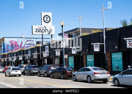 San Francisco, Kalifornien - 10. Juli 2019: Ansicht der neuen Zephyr, einer Gegend nahe dem Hotel Zephyr in Fishermans Wharf mit neuen Geschäften und Restauran Stockfoto