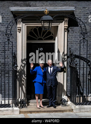 London, Großbritannien. 24. Juli, 2019. Theresa May (L) stellt sich mit ihrem Mann nach einer Abschiedsrede außerhalb 10 Downing Street in London, Großbritannien, 24. Juli 2019. Neu gewählte konservative Parteichef Boris Johnson Amtsantritt als der britische Premierminister am Mittwoch angesichts der steigenden Unsicherheiten von Brexit. Die neueste Entwicklung kam nach Theresa können offiziell zurueckgetreten, wie die Führer des Landes und Johnson von der Königin eingeladen wurde, die Regierung zu bilden. Credit: Han Yan/Xinhua/Alamy leben Nachrichten Stockfoto