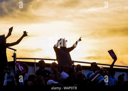 Hove, Sussex UK 24. Juli 2019 - Fans abends Sonnenschein während der Vitalität Blast Gruppe Süd Übereinstimmung zwischen Sussex Haie und Hampshire genießen Sie an der 1. zentralen County Boden in Hove. Foto: Simon Dack/Alamy leben Nachrichten Stockfoto