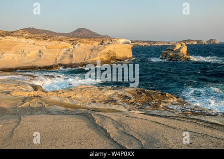 Weiß vulkanischen Klippen in Sarakíniko Strand, Insel Milos Stockfoto