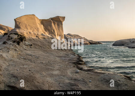 Weiß vulkanischen Klippen in Sarakíniko Strand am Morgen Stockfoto