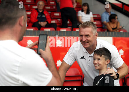 Aston Villa manager Dean Smith posiert für ein Foto mit Fans während der Vorsaison Freundschaftsspiel am Ufer des Stadion, Walsall. Stockfoto