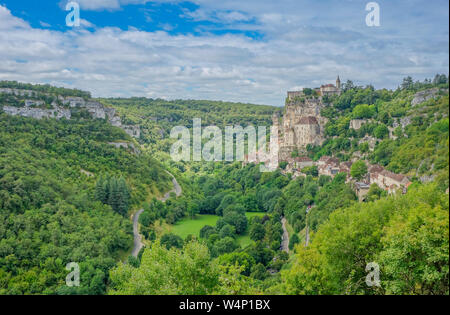 Rocamadour, Midi Pyrenees, Frankreich - 27. Juli 2017: Panoramablick auf die Rocamadour Kloster und mittelalterliches Dorf Stockfoto