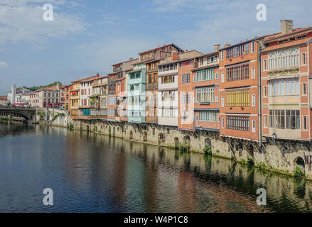 Castres, Midi Pyrenees, Frankreich - 2. August 2017: Blick auf den Kanal, die über die Stadt Castres mit den alten Gebäuden Stockfoto