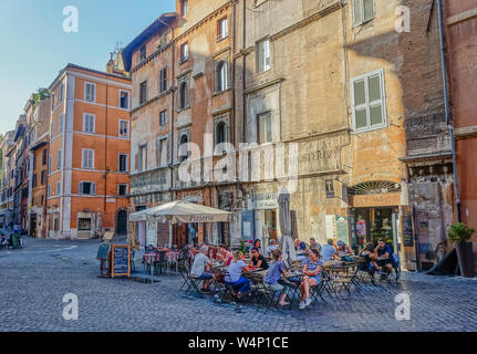 Rom, Latium, Italien - 1 September 2017: Szene einer Straße bei Sonnenuntergang in Rom mit Menschen sitzen auf der Terrasse Stockfoto