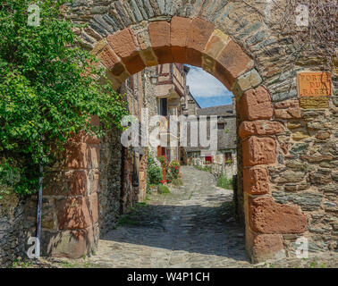 Conques, Midi Pyrenees, Frankreich - 31. Juli 2017: Alten Eingangsbogen zum mittelalterlichen Dorf Conques in Frankreich Stockfoto