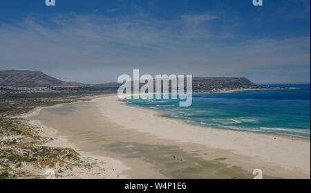 Strand von Noordhoek, Kapstadt, Südafrika - Oktober 28, 2017: Schöne Weitwinkel Panoramablick von Noordhoek Long Beach in der Nähe von Kapstadt Stockfoto