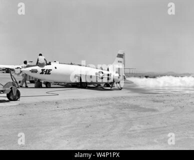 Bell Aircraft Corporation X-1E während einer Masse Motor Testlauf auf der NACA High-Speed Flight Station Rampe in der Nähe des Rogers Dry Lake, NASA Flight Research Center, Edwards, Kalifornien, 6. Februar 1956. Mit freundlicher Genehmigung der Nationalen Luft- und Raumfahrtbehörde (NASA). () Stockfoto