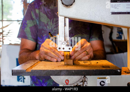 Nahaufnahme eines Mannes Schneiden von Holz in der Werkstatt Stockfoto