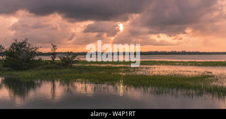 Pinckney Island, South Carolina, USA - 23. Juli 2018: Sonnenuntergang auf Pinckney Insel, ein kleines Naturschutzgebiet in South Carolina Stockfoto