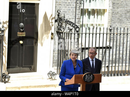 Theresa May mit ihrem Mann Philip kann Ihre Rede in Downing Street, als Sie die Schritte unten aus dem prime Minster. britischen konservativen Politiker Boris Johnson hat der neue Ministerpräsident nach Theresa's kann Rücktritt der Königin geworden. Stockfoto