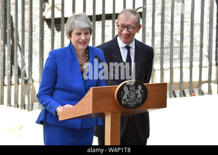 Theresa May mit ihrem Mann Philip kann Ihre Rede in Downing Street, als Sie die Schritte unten aus dem prime Minster. britischen konservativen Politiker Boris Johnson hat der neue Ministerpräsident nach Theresa's kann Rücktritt der Königin geworden. Stockfoto