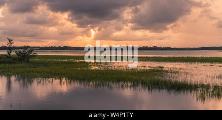 Pinckney Island, South Carolina, USA - 23. Juli 2018: Sonnenuntergang auf Pinckney Insel, ein kleines Naturschutzgebiet in South Carolina Stockfoto