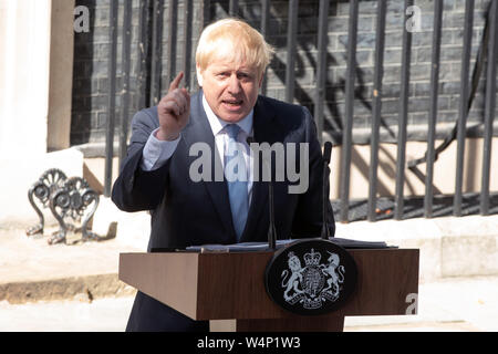 Der neue britische Premierminister Boris Johnson Adressen der nationalen und internationalen Medien in Downing Street. britischen konservativen Politiker Boris Johnson hat der neue Ministerpräsident nach Theresa's kann Rücktritt der Königin geworden. Stockfoto