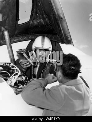 NASA-Test Pilot Albert Scott Crossfield im Cockpit des Douglass D -558-2 Flugzeug nach dem ersten Mach2 Flug, 20. November 1953. Mit freundlicher Genehmigung der Nationalen Luft- und Raumfahrtbehörde (NASA). () Stockfoto