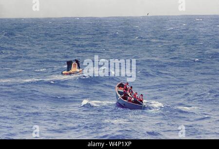 United States Navy Taucher installieren eine stabilisierende flotation Kragen um Gordon Cooper's Mercury Raumkapsel "Glaube7', kurz nach der Wasserung, 16. Mai 1963. Mit freundlicher Genehmigung der Nationalen Luft- und Raumfahrtbehörde (NASA). () Stockfoto