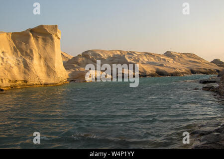 Weiß vulkanischen Klippen in Sarakíniko Strand Stockfoto