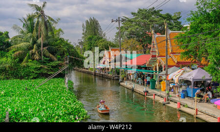Khlong Lat Mayom Floating Market, Bangkok - Dezember 17, 2017: Blick auf eine alte Frau segeln durch einen der Kanäle des schwimmenden Markt, auf dem Stockfoto