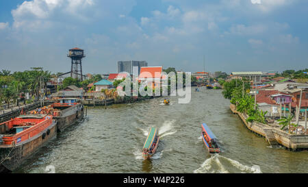 Bangkok, Thailand - 14. Dezember 2017: Kanal, der die Stadt von Bangkok zwischen Häuser am Rande des Kanals und kleine Boote Kreuz Stockfoto