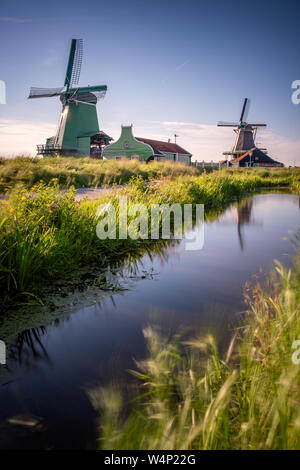Windig und bewölkt, Sonnenuntergang in Zaanse Schans, Zaandam, Amsterdam, Holland Stockfoto
