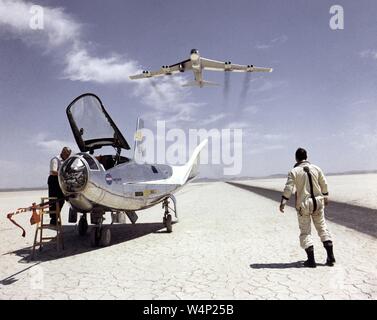 Die NASA Forschung pilot Bill Dana Uhren NB-52B Kreuzfahrt Overhead nach einer Forschung Flug in der HL-10, und John Reeves stand neben dem Cockpit des Flugzeugs, Dryden Flight Research Center, Edwards, Kalifornien, 20. Mai 1969. Mit freundlicher Genehmigung der Nationalen Luft- und Raumfahrtbehörde (NASA). () Stockfoto