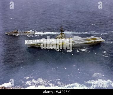 Besatzung der USS Kearsarge Schiff buchstabieren, die Worte 'Mercury 9' auf dem Flugdeck, auf dem Weg zum "Glaube 7' Mercury-Raumkapsel recovery area, 15. Mai 1963. Mit freundlicher Genehmigung der Nationalen Luft- und Raumfahrtbehörde (NASA). () Stockfoto