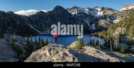 Wanderer Mädchen blickt auf robuste See in alpinen Seen Wüste Stockfoto