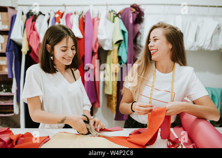Zwei Frauen gemeinsam Spaß haben bei der Arbeit. Modedesigner Stockfoto