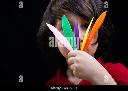 Studio shot Vogelfedern im jungen Hand auf weißem Hintergrund Stockfoto