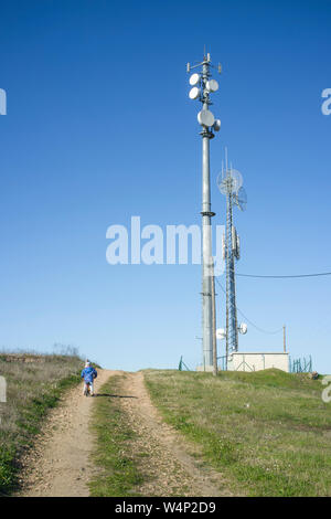 Kind Junge immer in der Nähe der mobilen Antenne. Strahlung von Mobiltelefonen für Kinder Konzept Stockfoto