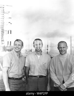 Die NASA Apollo 11 Crew, Neil A Armstrong, Michael Collins und Buzz Aldrin, stand in der Nähe des Apollo/Saturn V im Kennedy Space Center in Florida, 16. Juli 1969. Mit freundlicher Genehmigung der Nationalen Luft- und Raumfahrtbehörde (NASA). () Stockfoto