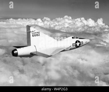 United States Air Force XF-92 ein Forschungsflugzeug in der Luft in der Nähe der Edwards Air Force Base, Kalifornien, 1953. Mit freundlicher Genehmigung der Nationalen Luft- und Raumfahrtbehörde (NASA). () Stockfoto