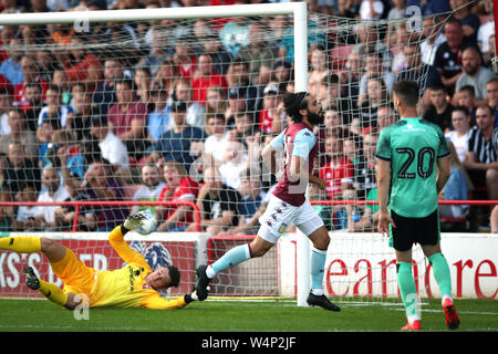 Aston Villa Jota Kerben seine Seiten erstes Ziel während der Vorsaison Freundschaftsspiel am Ufer des Stadion, Walsall. Stockfoto