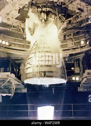 Space Shuttle Main Engine (Ssme) eine volle Power level Test feuern auf den National Space Technology Laboratories in Mississippi, 21. Mai 1981. Mit freundlicher Genehmigung der Nationalen Luft- und Raumfahrtbehörde (NASA). () Stockfoto