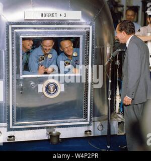 Präsident Richard M Nixon begrüßt die Apollo-11-Astronauten nach der Mondlandung, 24. Juli 1969. Mit freundlicher Genehmigung der Nationalen Luft- und Raumfahrtbehörde (NASA). () Stockfoto