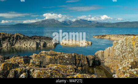 Schottische Landschaften: am frühen Morgen einen atemberaubenden Blick von der Ziege fiel auf Arran von Garrochty, Isle of Bute, Schottland bei schönem Wetter Stockfoto