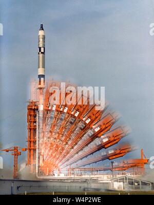 Zeit - Belichtung Foto der Konfiguration von Pad 19 bis zum Start von Gemini 10, Launch Complex 19 (LC-19), Cape Canaveral Air Force Station in Florida, 18. Juli 1966. Mit freundlicher Genehmigung der Nationalen Luft- und Raumfahrtbehörde (NASA). () Stockfoto