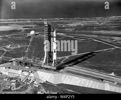 Luftaufnahme des Apollo 11 Saturn V auf Transporter bei komplexen 39A, John F Kennedy Space Center auf Merritt Island, Florida, 20. Mai 1969 gestartet. Mit freundlicher Genehmigung der Nationalen Luft- und Raumfahrtbehörde (NASA). () Stockfoto