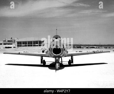 North American F-86 F Sabre-Flugzeuge, die auf dem Rogers Dry Lakebed, NACA High-Speed Flight Station (HSFS), Mojave Wüste des Kern County, Kalifornien, 1954. Mit freundlicher Genehmigung der Nationalen Luft- und Raumfahrtbehörde (NASA). () Stockfoto