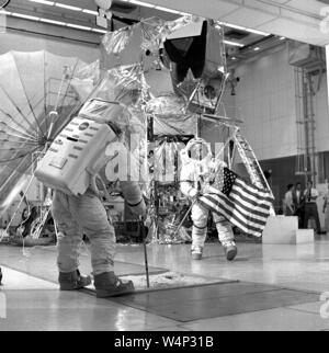 Apollo 14 crew Ed Mitchell und Alan Shepard Zug lunar Extra Vehicular Activity (EVA), 1970. Mit freundlicher Genehmigung der Nationalen Luft- und Raumfahrtbehörde (NASA). () Stockfoto